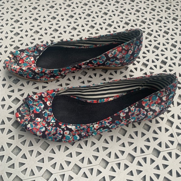 Floral open-toe wedges. - Picture 2 of 3